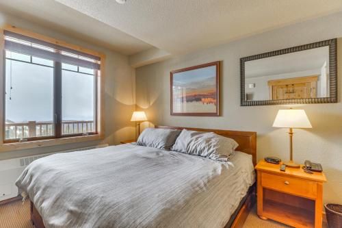 1 dormitorio con 1 cama grande y espejo en Whitefish Mountain Condo - Ski Resort On-Site! en Whitefish