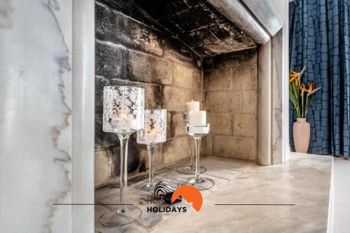 Habitación con 3 luces blancas en la pared en #220 Windmill Hill by Home Holidays, en Albufeira