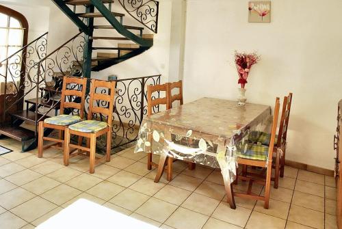 Maison pittoresque à Mostuéjouls avec vue sur la montagne