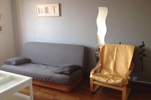 un salon avec un canapé et une chaise dans l'établissement Cozy apartment with balcony and nice mountain view, à Annecy