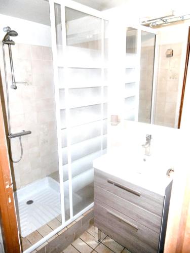 une salle de bain avec douche et lavabo dans l'établissement Maison pittoresque à Mostuéjouls avec vue sur la montagne, à Mostuéjouls