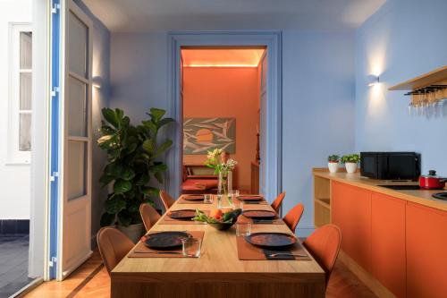 a dining room with a long table with chairs at Belmonte LR Collection in Palermo