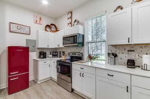 Η κουζίνα ή μικρή κουζίνα στο Stylish Home about 2 Mi to Jackson State and Belhaven!