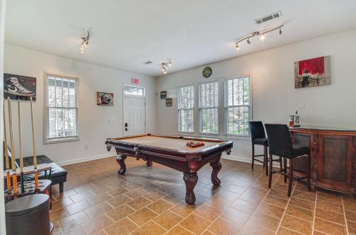Μια τηλεόραση ή/και κέντρο ψυχαγωγίας στο Stylish Home about 2 Mi to Jackson State and Belhaven!
