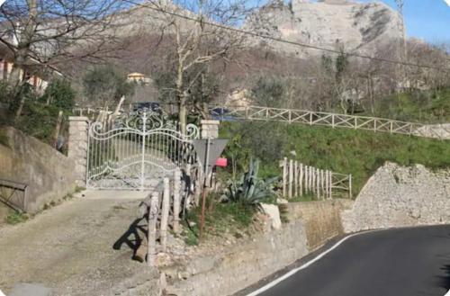 ein Tor am Straßenrand in der Unterkunft La Casa sulla Penisola Sorrentina in Vico Equense