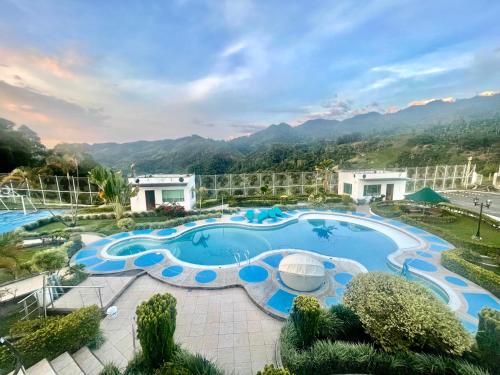 uma imagem de uma piscina num resort em Casa Blanca em La Vega
