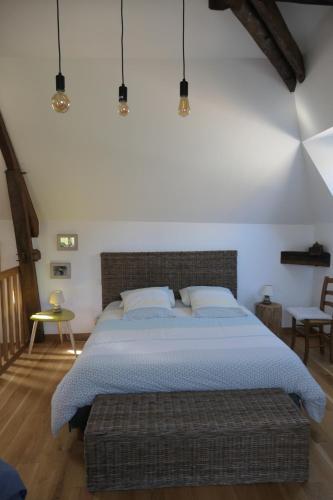 1 dormitorio con 1 cama grande con almohadas azules en A la croisée des châteaux 3 étoiles, en Ouchamps