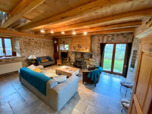 un salon avec un canapé et une table dans l'établissement La Grange de Gassiole, à Campan