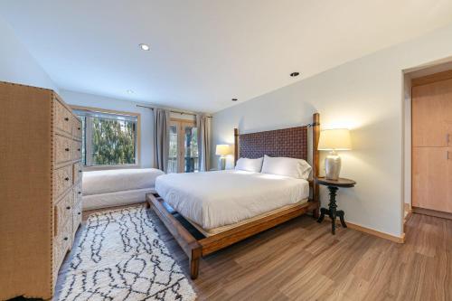 Postel nebo postele na pokoji v ubytování Bright 5BD Alpine Retreat - 5Min to Alpine Meadows