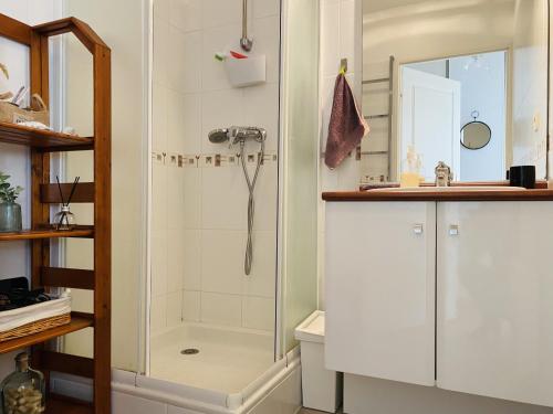 une salle de bain avec douche et lavabo dans l'établissement L Oyat, à Saint-Gilles-Croix-de-Vie