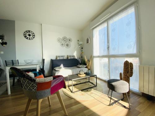 un salon avec un canapé et une table dans l'établissement L Oyat, à Saint-Gilles-Croix-de-Vie