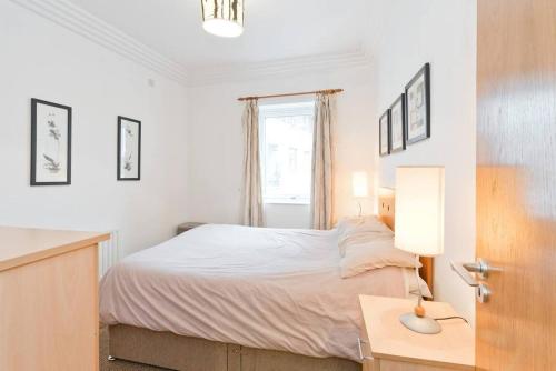 1 dormitorio con cama, escritorio y ventana en The Mayor Suite - IFSC Dublin 1, en Dublín