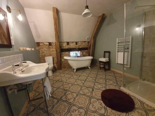 y baño con bañera, lavamanos y ducha. en The Stables Gite at Chateau Mas de Pradié, en Foissac