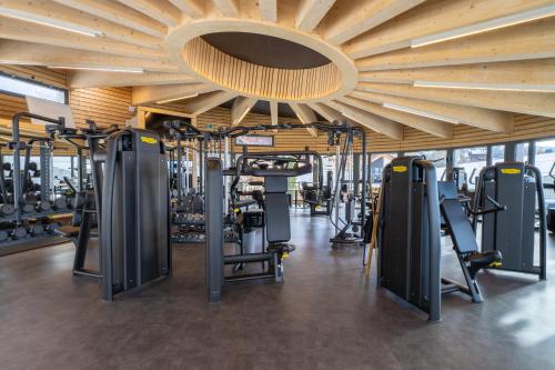 un gimnasio con máquinas de correr y un gran techo en Maison des Sports, en Villars-sur-Ollon