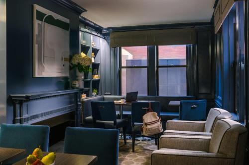 un restaurante con paredes azules, mesas y sillas en No. 284 powered by Sonder en Boston