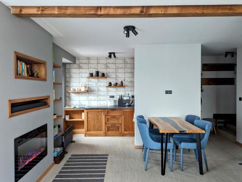 Una cocina y un comedor con mesa y sillas. en Pine & Wine Sauna Apartment, en Pamporovo