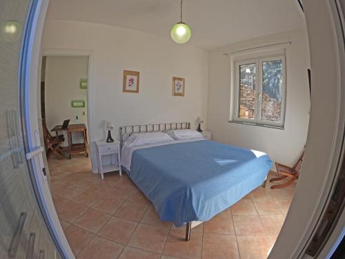 リオマッジョーレにあるホテル ヴィラ アルジェンティーナのベッドルーム1室(ベッド1台、テーブル、窓付)