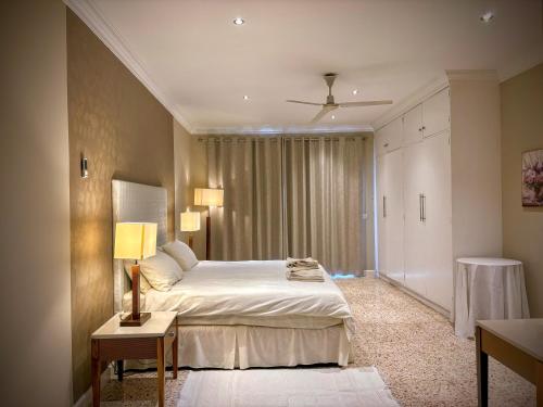 - une chambre avec un lit et une grande fenêtre dans l'établissement Villa Sunny Side, à Mellieħa