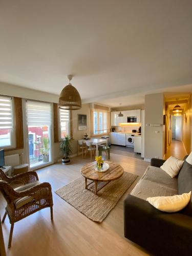 un salon avec un canapé et une table dans l'établissement Appartement 