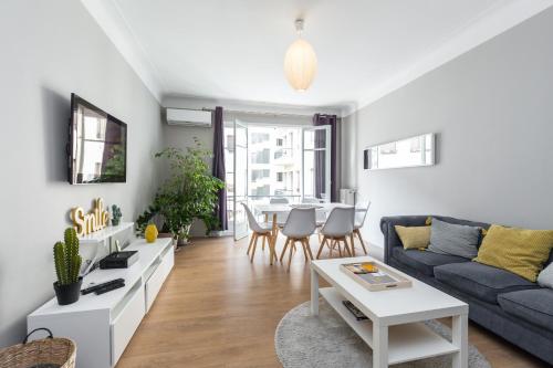 Ultra Central Large 2 Bdr near Massena Square