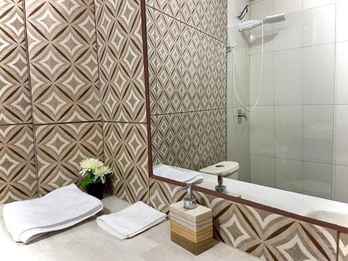 安巴托的住宿－Casa de Madera y Mármol，浴室配有盥洗盆和带镜子的淋浴