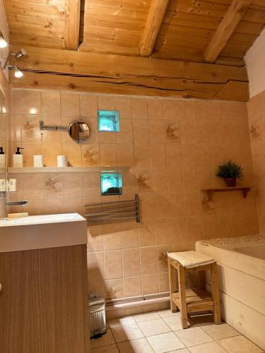 La salle de bains est pourvue d'une baignoire, d'un lavabo et de toilettes. dans l'établissement Chalet Barmaz, à Val dʼIsère