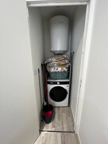 Il comprend une petite cuisine équipée d'une cuisinière. dans l'établissement La maison castelpontine studio, à Pont-du-Château