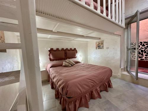 - une chambre avec un grand lit dans l'établissement Roila House, à Naples