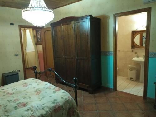 sypialnia z łóżkiem i dużą drewnianą szafką w obiekcie Baron'sRoom w mieście Nocera Inferiore