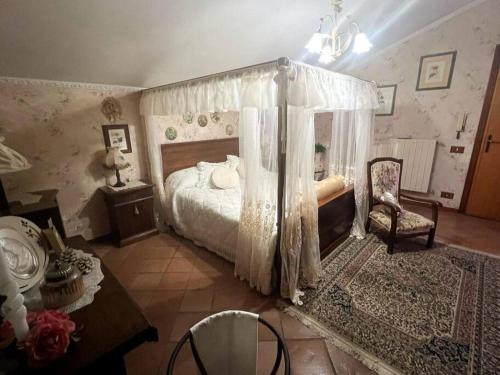 1 dormitorio con 1 cama, 1 mesa y 1 silla en Villa Pampaloni - Villa vacanze con Buffet di benvenuto, en Fabrica di Roma