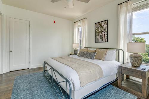 biała sypialnia z łóżkiem i oknem w obiekcie LOFTS AT 30TH - MODERN LOFT - MINS TO BROADWAY w mieście Nashville