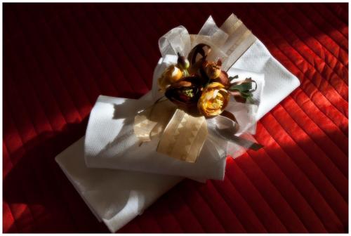 een boeket bloemen bovenop een bed bij Acquamarina in Grottammare