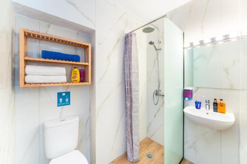 La salle de bains est pourvue d'une douche, de toilettes et d'un lavabo. dans l'établissement STAY Rhodes Hostel & Bar, à Rhodes