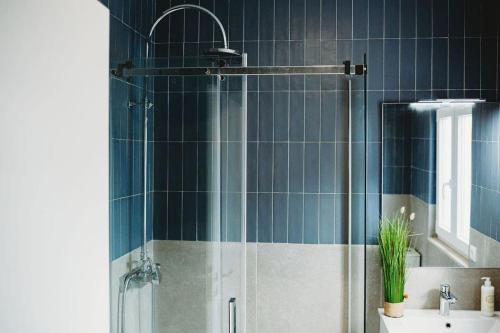 a bathroom with a shower and a sink at Artist’s corner in central Caldas in Caldas da Rainha