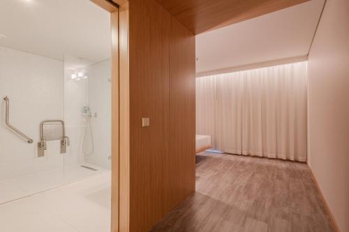 a bathroom with a shower and a walk in shower at Moov Hotel Porto Norte in Porto