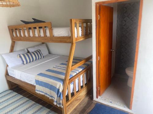 1 dormitorio con 2 literas y aseo en Mio Mio Beach, en Barú