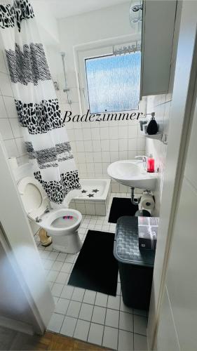 uma casa de banho com um WC e um lavatório em Essen Hauptbahnhof em Essen