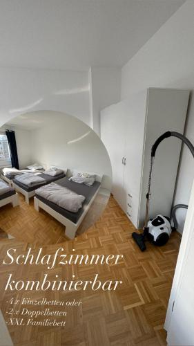 um quarto com 2 camas num quarto com um tecto circular em Essen Hauptbahnhof em Essen