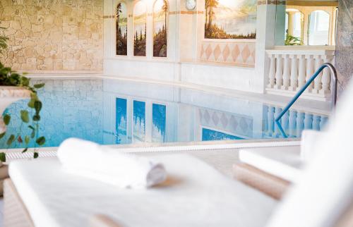 - une piscine dans une maison avec une piscine bleue dans l'établissement Kaisers Tanne - Premium Alles Inklusive Hotel, à Breitnau