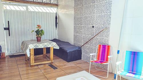 um quarto com um sofá, uma mesa e cadeiras em Casa de praia completa e confort em Barra de Santo Antônio