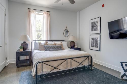 een slaapkamer met een bed en een raam bij Lofts At 30th - Modern Life - Mins To Broadway in Nashville