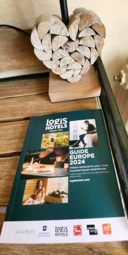 Logis Hôtel Lafayette Rochefort Franceに飾ってある許可証、賞状、看板またはその他の書類