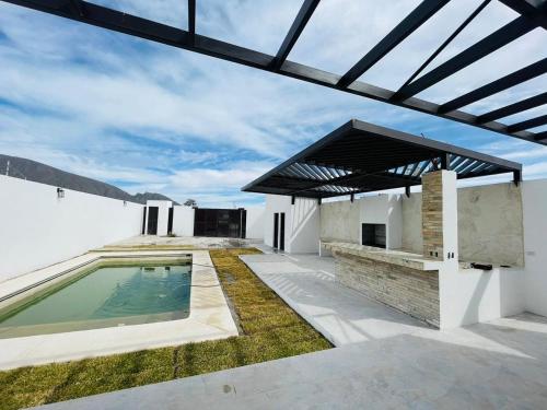 una piscina en la azotea de una casa en Casa Villa Sol Arena, en Cuatrociénegas de Carranza