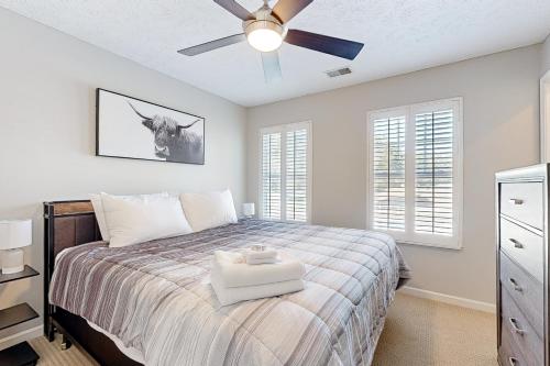 een slaapkamer met een bed en een plafondventilator bij Golfer's Sanctuary in Nashville