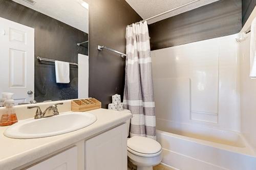 een witte badkamer met een wastafel en een toilet bij Golfer's Sanctuary in Nashville