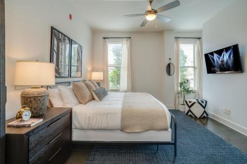 1 dormitorio con 1 cama y ventilador de techo en LOFTS AT 30TH - MODERN MELODY - 6 MINS TO BROADWAY, en Nashville