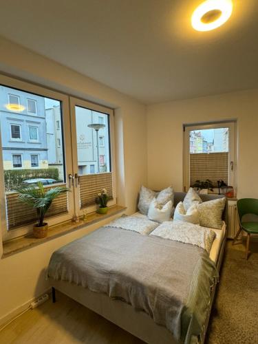 Un dormitorio con una cama grande y una ventana en Near Holstentor modern apartment near the center with wifi, en Lübeck