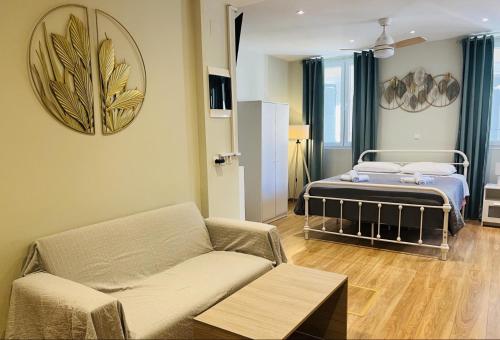 un salon avec un lit et un canapé dans l'établissement Louisa's Studio, à Corfou