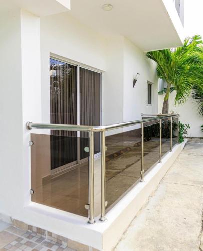 einer Reihe von Glasgeländern an der Seite eines Gebäudes in der Unterkunft Apartamento Bayahibe Chelsie 1 in Bayahibe