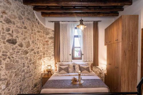 a bedroom with a large bed with a window at Amplades Vasilia in Gálipe